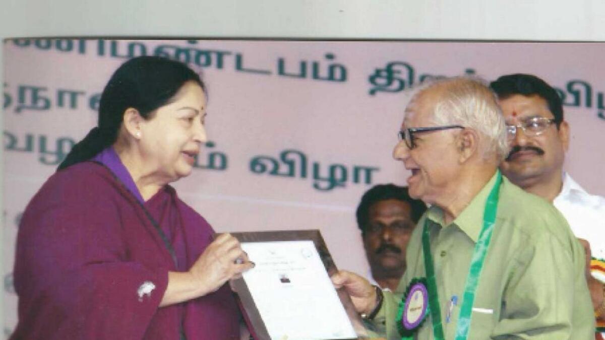 Dr K Ramamurthi receiving an award from Tamil Nadu Chief Minister Kumari Jayalaitha.