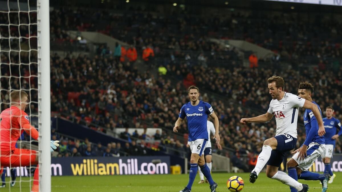 Kane sets more records as Tottenham thrashes Everton