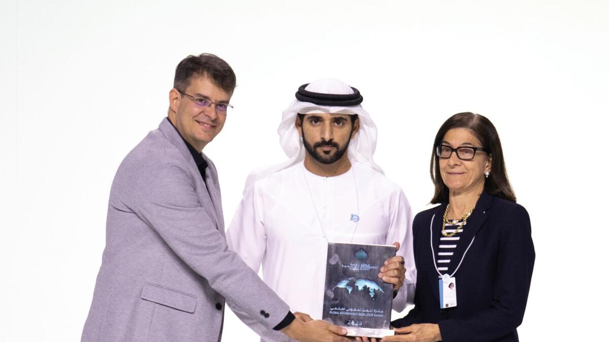 Sheikh Hamdan presents a award to LA-BORA Government Innovation Lab. - Photo by Shihab