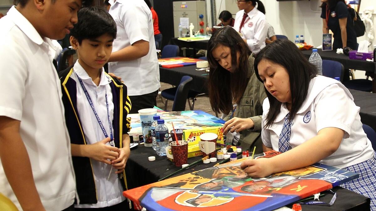 High shool students and budding artists competed in an on-the-spot painting contest.