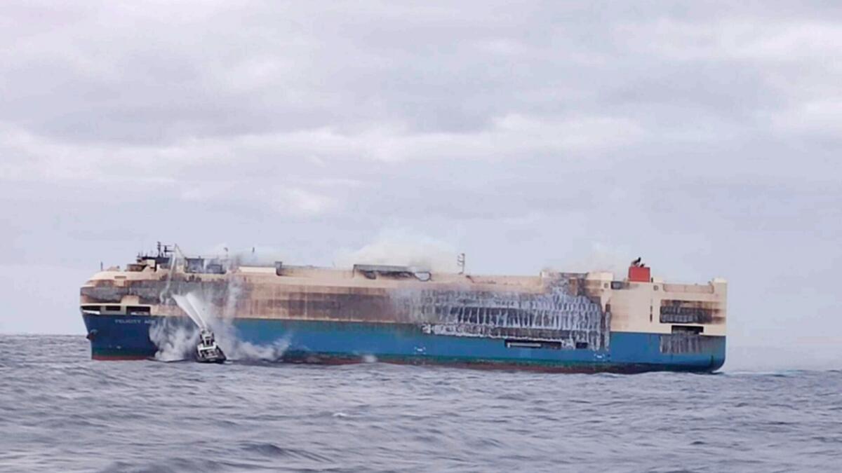 Esta foto sem título, fornecida pela Marinha Portuguesa, mostra a fumaça saindo de um navio de carga Felicity Ace em chamas a bordo da carga NPR da marinha portuguesa a sudeste dos Açores portugueses, no meio do Atlântico.  - AB