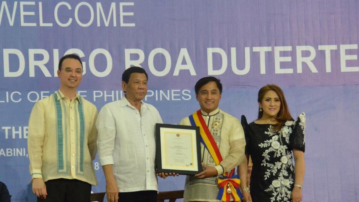 Filipino diplomats in UAE receive award from Duterte 