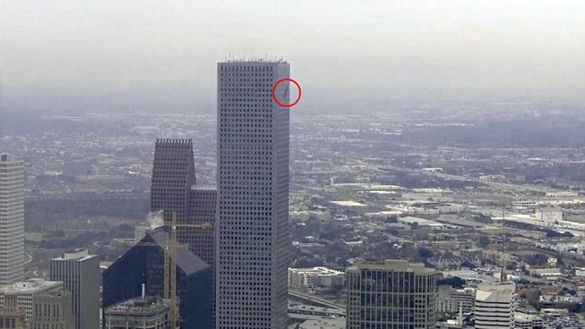 WATCH: Window washers trapped on tallest building in Texas