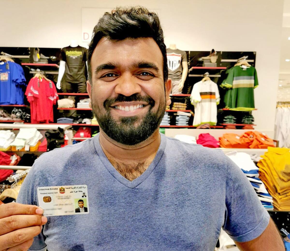 Indijos pilietis Uttesh Hegde yra vienas iš pirmųjų emigrantų, gavusių naują Emyratų asmens tapatybės dokumentą su išsamia gyvenamosios vietos vizos informacija.  Pateikta nuotrauka