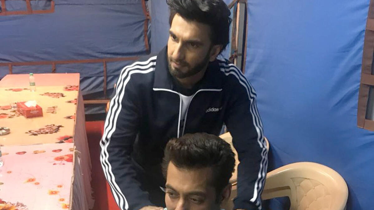 Ranveer gives Salman a relaxing shoulder rub
