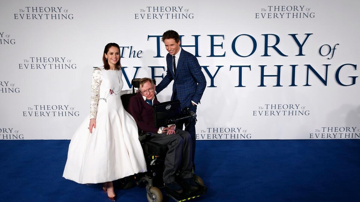 British actors Felicity Jones (L) and Eddie Redmayne (R) pose with British scientist Stephen Hawking (C) at the UK premiere of the film 'The Theory of Everything' in London. AFP