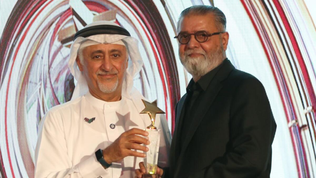 T.K. Khaleel  receives the prestigious Arab Franchise ‘Lifetime Achievement Award’ from Dr. Eesa Mohammed Bastaki, President of the University of Dubai.