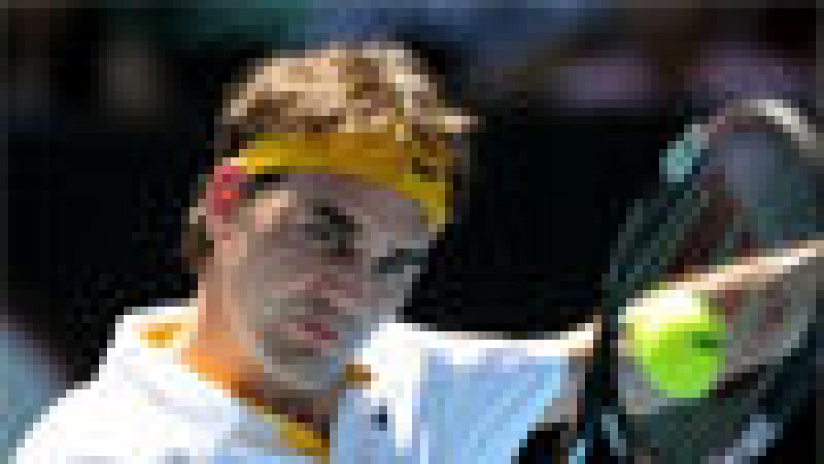Federer toils to beat Robredo in Melbourne