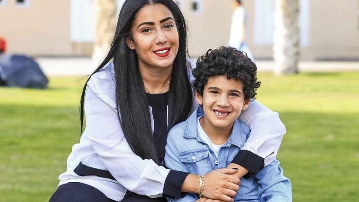 Can a working mother sponsor her child in UAE?