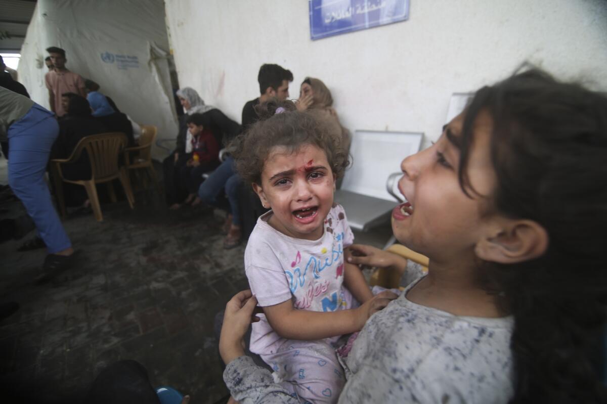 Palestinian children wounded in Israeli strikes cry outside a hospital in Rafah refugee camp, southern Gaza Strip, Thursday, Oct. 12, 2023. Photo: AP