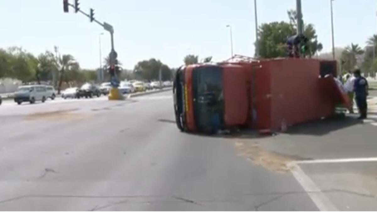 Video: truck carrying gas cylinders dangerously flips over in UAE 