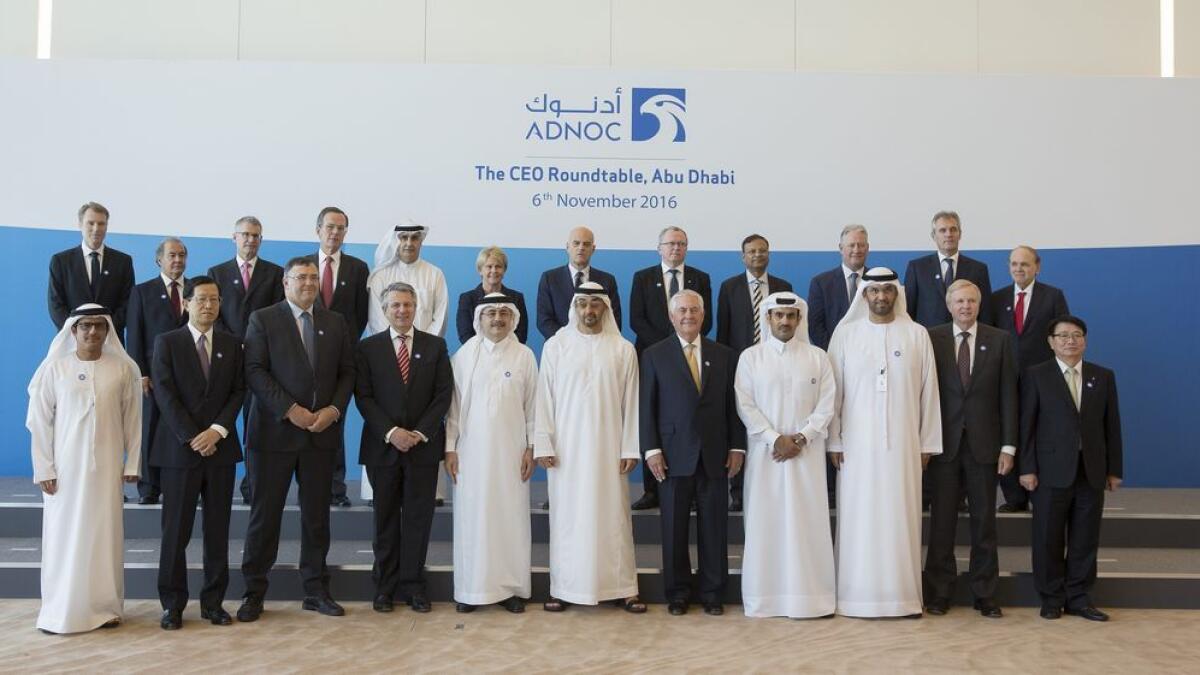 Shaikh Mohammed meets CEOs of top oil and gas firms