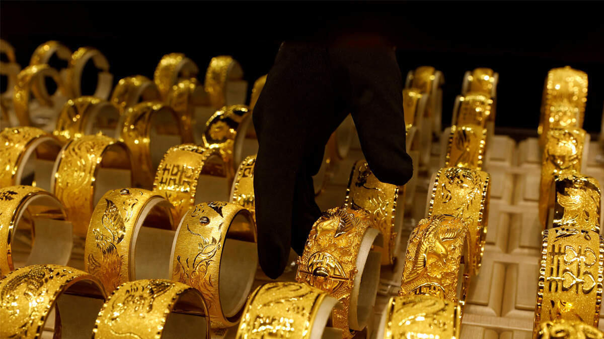 Indicative of investor sentiment, holdings of the world's largest gold-backed exchange-traded fund, SPDR Gold Trust , rose 0.23 per cent to 895.30 tonnes on Thursday, its highest since Nov. 29.