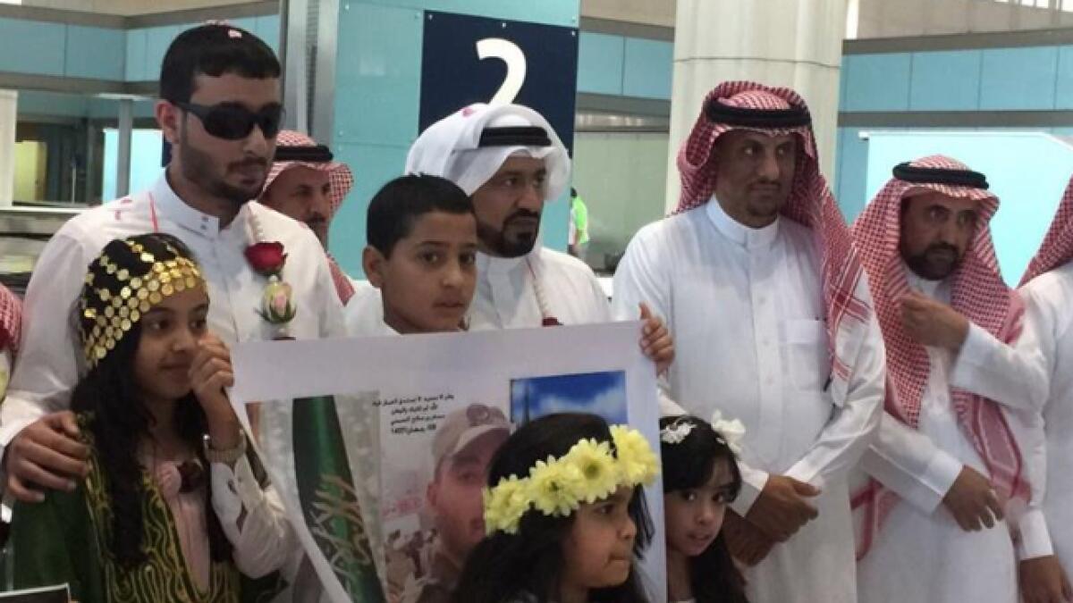 Saudi King honours officer who lost eye on duty
