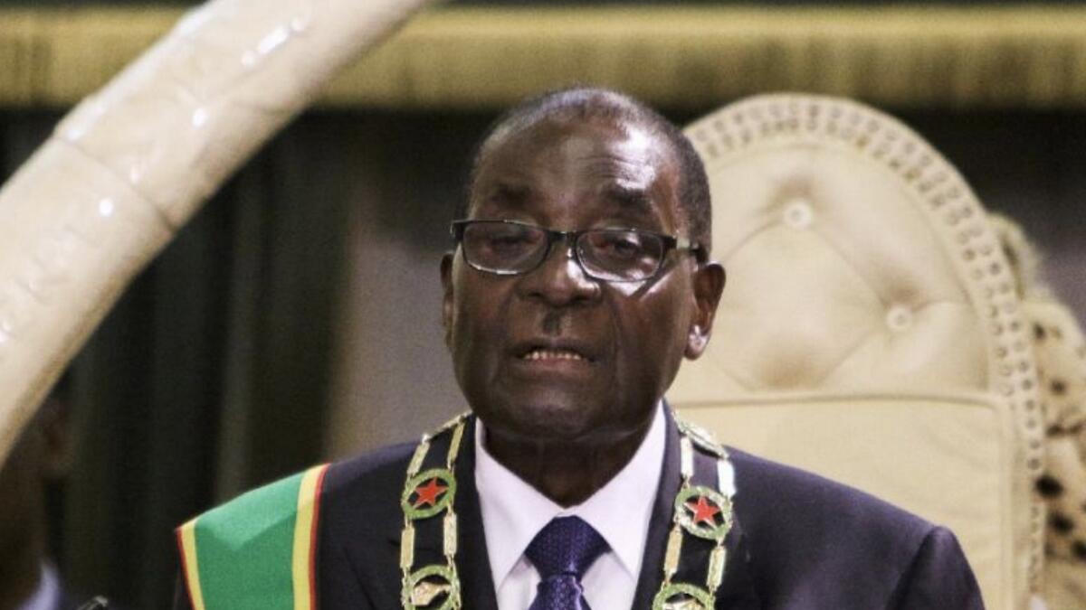  Zimbabwes Mugabe, coup chief meet with smiles and handshakes