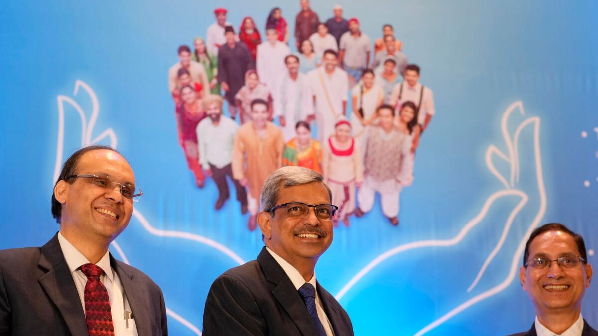 Life Insurance Corporation's Chairperson Mangalam Ramasubramanian Kumar, centre, shakes hand Department of Investment and Public Asset Management Secretary Tuhin Kanta Pandey during a press conference for the announcement of its forthcoming initial public offering in Mumbai. — AP file photo