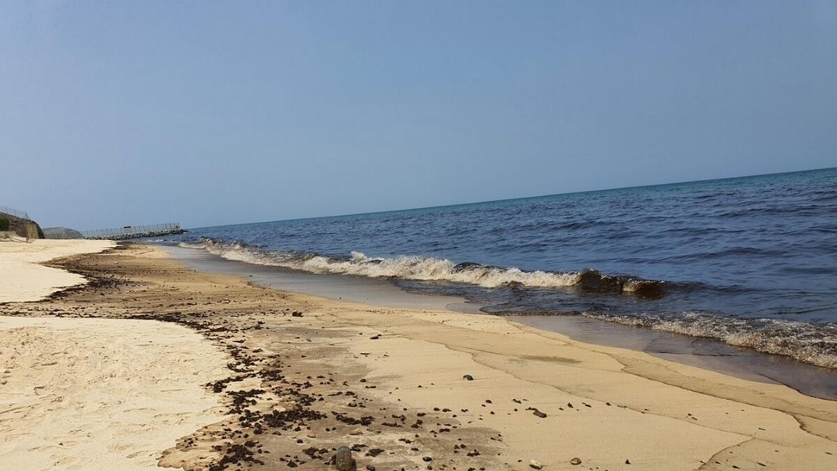 twin oil spills, beaches, Sharjah, warns, vessels