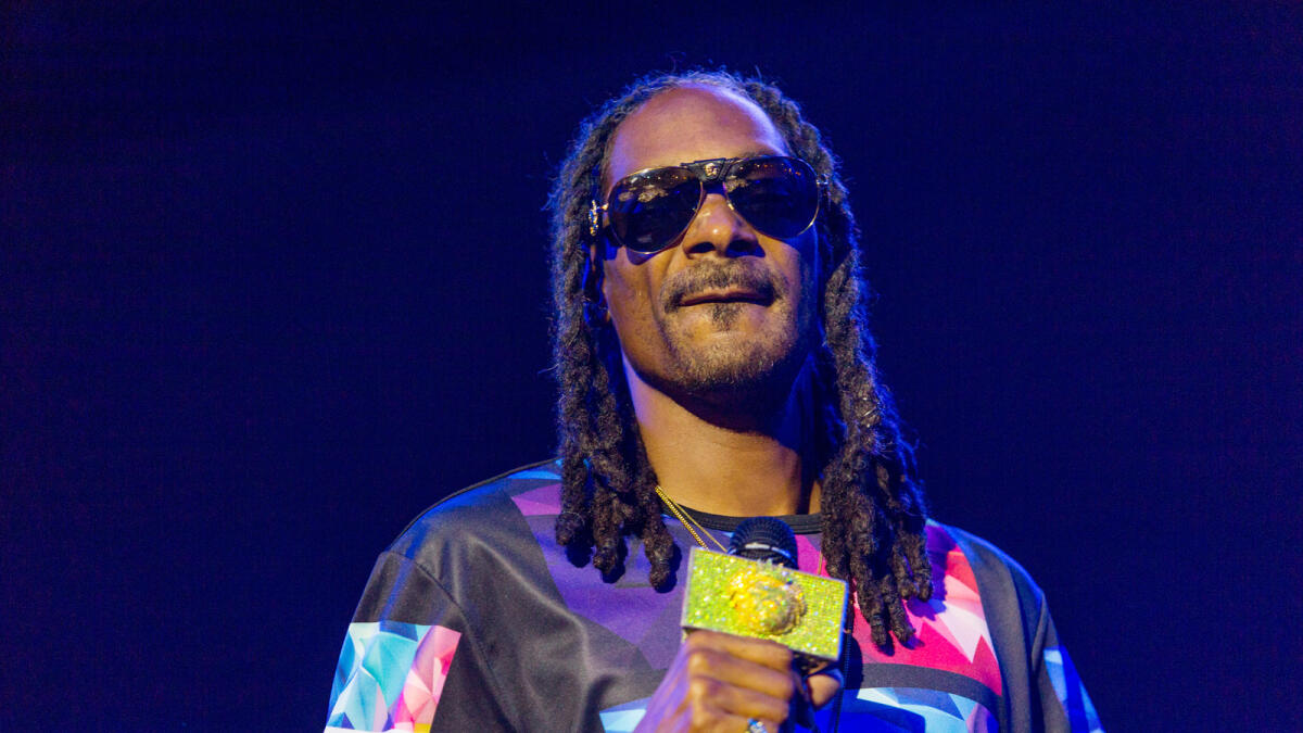 Snoop Dogg helps deliver turkeys to families in need