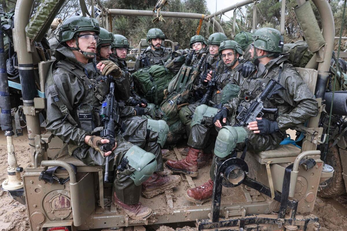 Israeli soldiers prepare to return to the Gaza Strip, near the border area in southern Israel on December 13, 2023. Photo: AFP